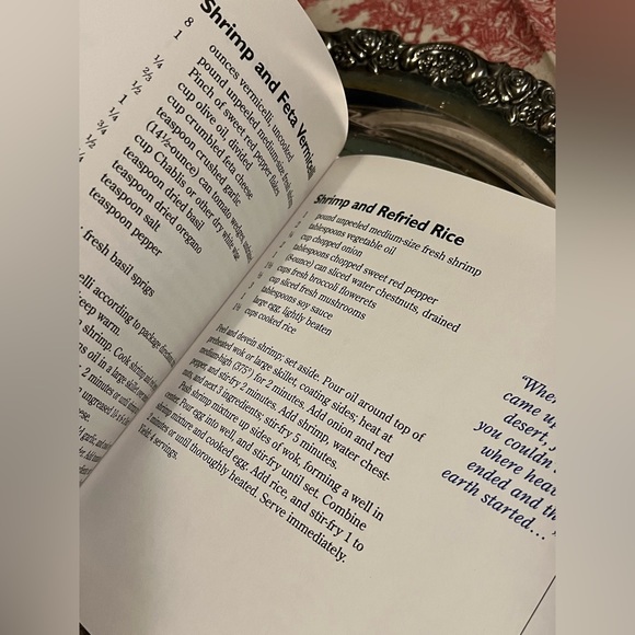 THE BUBBA GUMP SHRIMP COMPANY COOKBOOK. - Picture 8 of 8